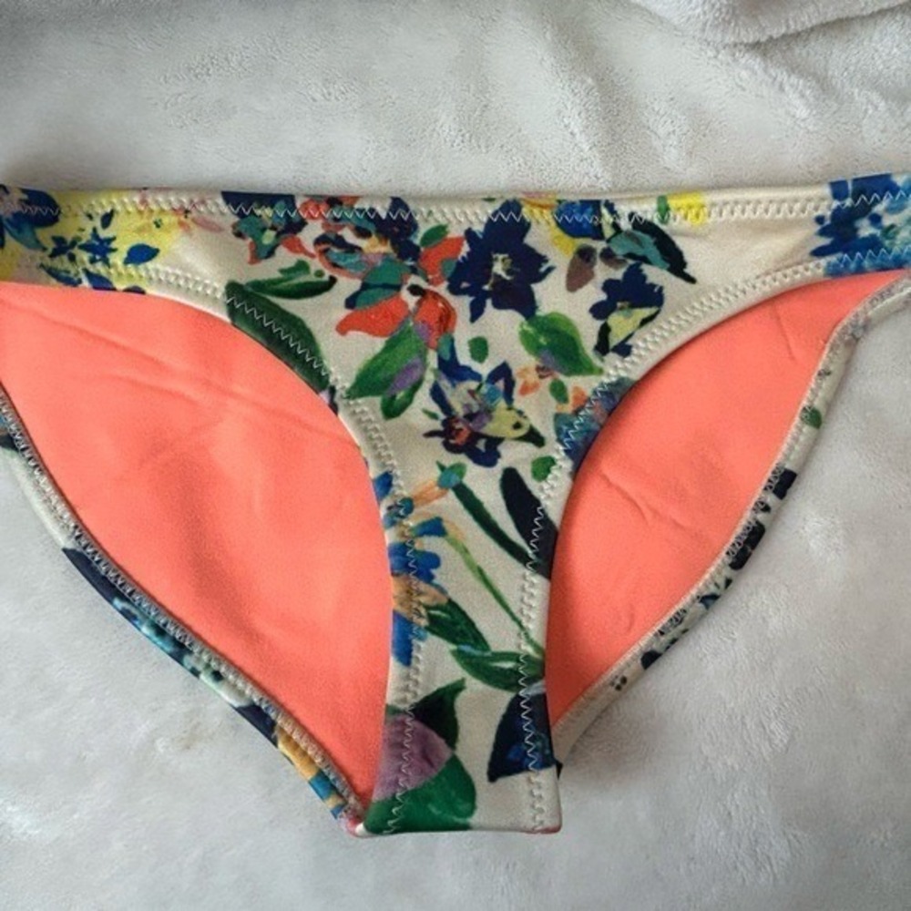 Triangl Bikini Swim Bottoms Floral on Beige Medium. - Picture 2 of 9